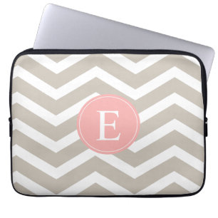 Funda Para Portátil Monograma de Chevron Rosado De Tank Peach