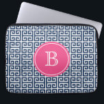 Funda Para Portátil Monograma de clave griega azul marino<br><div class="desc">Manga de la computadora portátil Monograma caliente con el patrón de la llave griega azul de la marina. Funda para portátil de personalizable con un patrón de clave gris azul marino y blanco. Personalice agregando su propio monograma.</div>