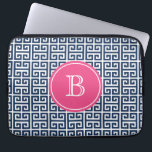 Funda Para Portátil Monograma de clave griega azul marino<br><div class="desc">Manga de la computadora portátil Monograma caliente con el patrón de la llave griega azul de la marina. Funda para portátil de personalizable con un patrón de clave gris azul marino y blanco. Personalice agregando su propio monograma.</div>