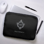 Funda Para Portátil Monograma de color gris negro escudo Monocromo vin<br><div class="desc">Un diseño negro y plateado con el monograma inicial en un escudo vintage, recomendado para un hombre. El escudo es un falso Relieve metalizado plateado, el fondo es negro. Bajo el escudo está el nombre en mayúsculas grises. El escudo floral vintage de una antigua portada de libros encuadernada, del libro...</div>