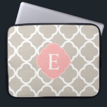 Funda Para Portátil Monograma de cuatrefolias rosadas de Tan Peach<br><div class="desc">Personalizar este vibrante banner de monograma de patrón de quatrefoil color marrón,  melocotón rosa y blanco elegante con el texto de su elección.</div>