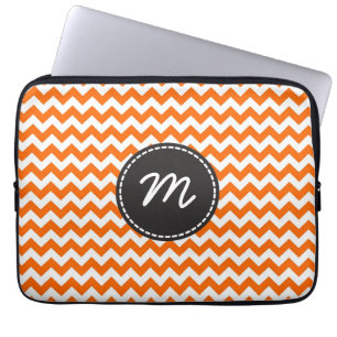 Funda Para Portátil Monograma de encargo. Zigzag blanco anaranjado de