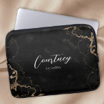 Funda Para Portátil Monograma de escritura de mármol negro y dorado de<br><div class="desc">Funda portátil de moda con fondo de mármol negro y dorado y caligrafía de moda para su nombre o iniciales. El funda de electrónica de monograma de script incluye espacio para agregar su nombre o iniciales, incluso puede agregar su logotipo de negocio para hacerlo más corporativo. Este elegante portátil de...</div>