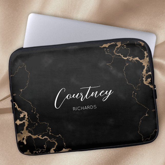 Funda Para Portátil Monograma de escritura de mármol negro y dorado de (Black marble and gold glitter personalized laptop sleeve with space for your name or logo)
