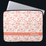 Funda Para Portátil Monograma de Flores Tropicales Girly Coral Peach<br><div class="desc">Manga Monograma De Portátiles De Flores Tropicales Girly Coral Peach. Fácil de personalizar con texto,  fuentes y colores. Creado por el diseñador Zazzle pro BK Thompson exclusivamente para Cedar y String; por favor contáctenos si necesita ayuda con el diseño.</div>