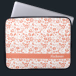 Funda Para Portátil Monograma de Flores Tropicales Girly Coral Peach<br><div class="desc">Manga Monograma De Portátiles De Flores Tropicales Girly Coral Peach. Fácil de personalizar con texto,  fuentes y colores. Creado por el diseñador Zazzle pro BK Thompson exclusivamente para Cedar y String; por favor contáctenos si necesita ayuda con el diseño.</div>