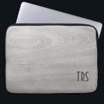 Funda Para Portátil Monograma de grano de madera grisácea rusa<br><div class="desc">Maravilloso estilo rústico de grano de madera gris claro con sus iniciales de letras monográficas. El funda perfecto para proteger su portátil. Profesional para casa,  oficina o escuela.</div>