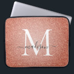 Funda Para Portátil Monograma de guion de guion de oro rosa con Purpur<br><div class="desc">Purpurina Rosa Rosa Dorado Sparkid Script Monograma Ordenador Funda Portátil</div>