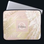 Funda Para Portátil Monograma de hojas de palmera de oro rosa<br><div class="desc">Un elegante y moderno patrón abstracto de verano tropical. Fondo de oro rústico rosa y hojas de palmera blancas. Decorado con finos pinceladas de oro. Añade tu nombre y letra de monograma.</div>