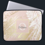 Funda Para Portátil Monograma de hojas de palmera de oro rosa<br><div class="desc">Un elegante y moderno patrón abstracto de verano tropical. Fondo de oro rústico rosa y hojas de palmera blancas. Decorado con finos pinceladas de oro. Añade tu nombre y letra de monograma.</div>