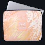 Funda Para Portátil Monograma de hojas de palmera de rosa de coral de<br><div class="desc">Un elegante y moderno patrón abstracto de verano tropical. Coral,  oro rosa,  fondo rosado y hojas de palmera blancas. Decorado con finos pinceladas de oro. Añade tu nombre y letra de monograma.</div>