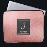 Funda Para Portátil Monograma de imitación de oro rosa rosa<br><div class="desc">Relieve metalizado Rosa Rosa Gold Faux Elegante Funda Monograma. Este funda se puede personalizar para incluir su nombre inicial y su nombre de pila.</div>