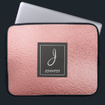 Funda Para Portátil Monograma de imitación de oro rosa rosa<br><div class="desc">Relieve metalizado Rosa Rosa Gold Faux Elegante Funda Monograma. Este funda se puede personalizar para incluir su nombre inicial y su nombre de pila.</div>