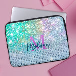 Funda Para Portátil Monograma de imitación de purpurina de turquesa cu<br><div class="desc">moda de bonito y elegante purpurina giratorio en agua azul turquesa con arcoiris unicornio para crear una manga especial y elegante para portátiles. Añade un estilo a tu oficina, escritorio o espacio personal con una Moda y un nombre personalizado y una funda monográfica.. personalizarla con un nombre de guión y...</div>
