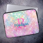 Funda Para Portátil Monograma de imitación rosa de iridiscino blanco u<br><div class="desc">moda de bonito y elegante purpurina giratorio en rosa arcoiris unicornio para crear una manga portátil especial y elegante. Añade un estilo a tu oficina, escritorio o espacio personal con una Moda y un nombre personalizado y una funda monográfica.. personalizarla con un nombre de guión y un monograma. El accesorio...</div>