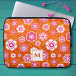 Funda Para Portátil Monograma de impresión de andana floral<br><div class="desc">Este audaz y colorido patrón de poder floral viene en una manga de neopreno portátil y está listo para su monograma. Repetir la impresión de flores folclóricas al estilo de los años 60 se crea en una paleta brillante de color rosa cálido, blanco y rojo naranja, con el acentuado del...</div>