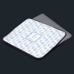 Funda Para Portátil Monograma de impresión de jarrón de jengibre azul<br><div class="desc">¡Un gran regalo de "vuelta al trabajo" o "de vuelta a la escuela" para una mujer especial en tu vida! El patrón de fondo está hecho de acuarelas originales de jarrones de jengibre (pintadas a mano por mí), que fueron escaneadas en forma digital y convertidas en un patrón de repetición....</div>