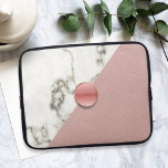 Funda Para Portátil Monograma de mármol moderno geométrico rosado Rubo<br><div class="desc">Un diseño moderno de mármol y cuero rosa con un botón rosa redondo que contiene las iniciales. Todo falso fabulosamente y un efecto visual impreso Es una manga delgada,  así que asegúrese de comprobar sus dimensiones. ¡Adecuado también para tablets!</div>