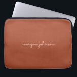 Funda Para Portátil Monograma de moda | Naranja quemado   nombre de gu<br><div class="desc">Un elegante monograma personalizado con letra manuscrita casual en naranja quemado y sonriente a la moda.</div>