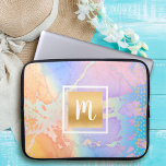 Funda Para Portátil Monograma de naranja turquesa color agua dorado<br><div class="desc">Un Relieve metalizado dorado brillante, espumoso, monograma cuadrado y puntos oblongos sobre un fondo naranja azul turquesa, violeta, rosa y amarillo pastel sobre esta manga monogramada de neopreno de moda, ciego y moderno. Hace una declaración divertida y elegante cada vez que la usas. Esta funda portátil tiene tres tamaños: 15",...</div>
