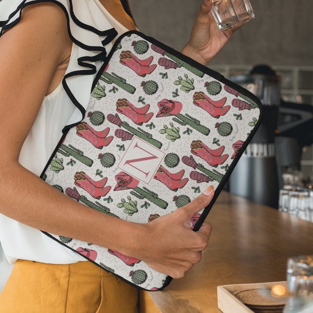 Funda Para Portátil Monograma de Navidades de Vaqueras del País Giro (Custom "Howdy Christmas" Country Xmas Cowgirl Boots, Hats, Mittens, Cactus. Hand-Drawn in Black Ink.)