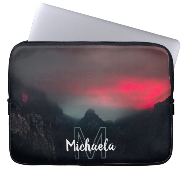 Funda Para Portátil Monograma de nubes, niebla y montañas quemadas (Frente)