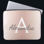Funda Para Portátil Monograma de ómbre metálico de oro rosa rosa de Ru<br><div class="desc">Funda Monograma moderno y elegante de Rubor Rosa Gold Metallic Gold. Este funda puede ser personalizado para incluir su nombre inicial y su primer nombre y hace un gran Navidad de niñas o un regalo de cumpleaños Sweet 16.</div>