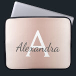 Funda Para Portátil Monograma de ómbre metálico de oro rosa rosa de Ru<br><div class="desc">Funda Monograma moderno y elegante de Rubor Rosa Gold Metallic Gold. Este funda puede ser personalizado para incluir su nombre inicial y su primer nombre y hace un gran Navidad de niñas o un regalo de cumpleaños Sweet 16.</div>