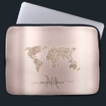 Funda Para Portátil Monograma de oro del Rosa de viajes del Mapa Mundi<br><div class="desc">Elegante mapa del mundo purpurina sobre el fondo oro rosa con tu nombre.</div>