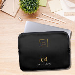 Funda Para Portátil Monograma de oro negro insignia nombre logotipo de<br><div class="desc">Un fondo negro clásico. Personalice y añada su logotipo de negocio,  iniciales de monograma y nombre completo. Moderna,  moderna y sencilla. Tanto para él como para ella.</div>