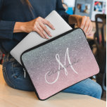 Funda Para Portátil Monograma de oro plateado Rosa personalizado<br><div class="desc">Este diseño puede ser personalizado en el área proporcionada cambiando la foto y/o el texto. O puede personalizarse haciendo clic en Personalizar esta plantilla y, a continuación, eligiendo la opción de hacer clic en el personalizar y eliminando o cambiando el color del fondo, agregando texto, cambiando el color o estilo...</div>