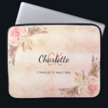 Funda Para Portátil Monograma de pampas césped rosa rubor<br><div class="desc">El oro rosa y el gradiente rosa pálido imitan el fondo metálico. Decorada con pasto de pampas y flores rosadas. Personalice y agregue su nombre,  iniciales de monograma y nombre completo. El nombre está escrito con una escritura de estilo con letras a mano moderna.</div>