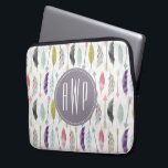 Funda Para Portátil Monograma de plumas y flechas<br><div class="desc">Un regalo con un patrón de plumas y flechas. Personalice con su monograma.</div>