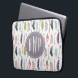 Funda Para Portátil Monograma de plumas y flechas<br><div class="desc">Un regalo con un patrón de plumas y flechas. Personalice con su monograma.</div>