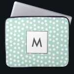 Funda Para Portátil Monograma de puntos de polka verde claro<br><div class="desc">Un diseño de menta verde claro,  sencillo y elegante,  con algunos puntos de polka blanco. Personalizable fácilmente con su nombre o monograma.</div>