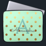 Funda Para Portátil Monograma de puntos de polka verde y Relieve metal<br><div class="desc">Polka verde menta y Relieve metalizado dorado puntos elegante Funda Monograma. Este funda se puede personalizar para incluir su nombre inicial y su nombre de pila.</div>