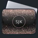 Funda Para Portátil Monograma de Purpurina negro rosa de Rubor<br><div class="desc">Rubor Pink - Rosa Gold y Black Faux Purpurina y Sparkle Elegant Monogrammed Initials Funda. Este funda se puede personalizar para incluir su nombre inicial y su nombre de pila.</div>