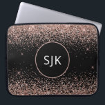 Funda Para Portátil Monograma de Purpurina negro rosa de Rubor<br><div class="desc">Rubor Pink - Rosa Gold y Black Faux Purpurina y Sparkle Elegant Monogrammed Initials Funda. Este funda se puede personalizar para incluir su nombre inicial y su nombre de pila.</div>