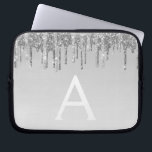 Funda Para Portátil Monograma de Purpurina plateado y espárragos<br><div class="desc">Purpurina de goteo de imitación de Faux de Plata y Funda elegante de Monograma de Sparkle. Este funda se puede personalizar para incluir su nombre inicial y su nombre de pila.</div>