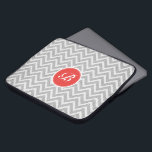 Funda Para Portátil Monograma de textura de patrón de cheurón de color<br><div class="desc">Elegante patrón de chevron retro gris claro y blanco geométrico sin fisuras con textura de lino y personalizable y monograma opcional. Toque de rojo naranja.</div>