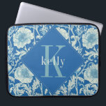 Funda Para Portátil Monograma de William Morris azul francés vintage<br><div class="desc">Este diseño sencillo y elegante presenta un elegante patrón floral inspirado en William Morris, con una variedad de colores y cremas azules franceses. Proteja su laptop o tablet con estilo. Añadir un nombre para personalizarlo. Hace un gran Navidad o un regalo del Día de la Madre. Creado por Simply Farmhouse...</div>