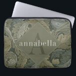 Funda Para Portátil Monograma de William Morris de Vintage Green Folia<br><div class="desc">Este diseño sencillo y elegante presenta un elegante y oscuro patrón floral inspirado por William Morris en tonos verde salado. Mantenga su portátil o tablet protegido con estilo. Añadir un nombre para personalizarlo. Hace un gran Navidad o un regalo del Día de la Madre. Creado por Simply Farmhouse Press.</div>