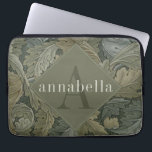 Funda Para Portátil Monograma de William Morris de Vintage Green Folia<br><div class="desc">Este diseño sencillo y elegante presenta un elegante y oscuro patrón floral inspirado por William Morris en tonos verde salado. Mantenga su portátil o tablet protegido con estilo. Añadir un nombre para personalizarlo. Hace un gran Navidad o un regalo del Día de la Madre. Creado por Simply Farmhouse Press.</div>
