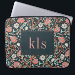 Funda Para Portátil Monograma de William Morris, un adormidera oscura<br><div class="desc">Este diseño sencillo y elegante presenta un diseño oscuro y elegante con tapices florales rosados y acuáticos inspirados en William Morris. Proteja su laptop o tablet con estilo. Añadir un nombre para personalizarlo. Hace un gran Navidad o un regalo del Día de la Madre. Creado por Simply Farmhouse Press.</div>