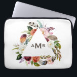 Funda Para Portátil Monograma del marco triangular de las flores de co<br><div class="desc">Boho Watercolor Florals Triangle Frame Monogram Portátil Sleeve. Manga portátil de personalizable con ilustracion acuático con rosas rosados,  blancos,  naranjas y burdeos y tulipanes con acento follaje y plumas. Personalice agregando su propio monograma. Esta manga bohemia para portátil será perfecta como regalo.</div>