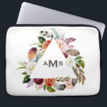 Funda Para Portátil Monograma del marco triangular de las flores de co<br><div class="desc">Boho Watercolor Florals Triangle Frame Monogram Portátil Sleeve. Manga portátil de personalizable con ilustracion acuático con rosas rosados,  blancos,  naranjas y burdeos y tulipanes con acento follaje y plumas. Personalice agregando su propio monograma. Esta manga bohemia para portátil será perfecta como regalo.</div>