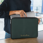 Funda Para Portátil Monograma del nombre del guión verde de carbón veg<br><div class="desc">Es perfecto el nombre de caligrafía monogramo de moda verde de carbón vegetal y escritura dorada.</div>