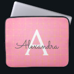 Funda Para Portátil Monograma del patrón Art Decó rosa y dorado de Rub<br><div class="desc">Funda de portátiles monograma de patrón geométrico Rubor Pink and Gold Art Deco. Este funda se puede personalizar para incluir su nombre inicial y su nombre de pila. Si desea hacer coincidir elementos,  póngase en contacto con el diseñador.</div>