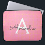 Funda Para Portátil Monograma del patrón Art Decó rosa y dorado de Rub<br><div class="desc">Funda de portátiles monograma de patrón geométrico Rubor Pink and Gold Art Deco. Este funda se puede personalizar para incluir su nombre inicial y su nombre de pila. Si desea hacer coincidir elementos,  póngase en contacto con el diseñador.</div>