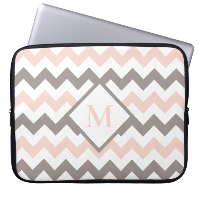 Funda Para Portátil Monograma del patrón de Chevron gris rosa Rubor (Frente)